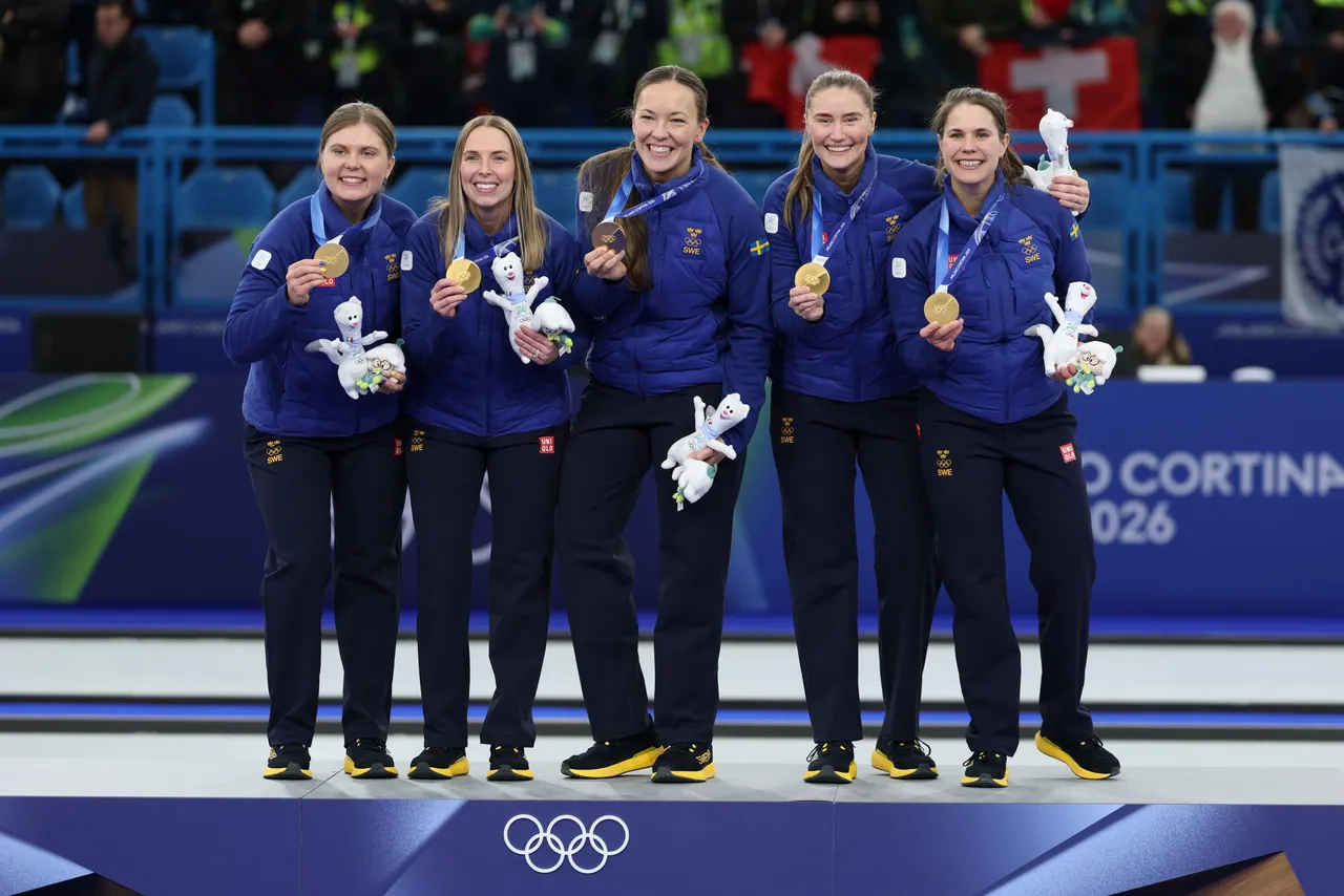 Suecia, que ganó dos oros -en el estreno olímpico de los 50 kilómetros de fondo de mujeres y en el curling femenino- y Estados Unidos