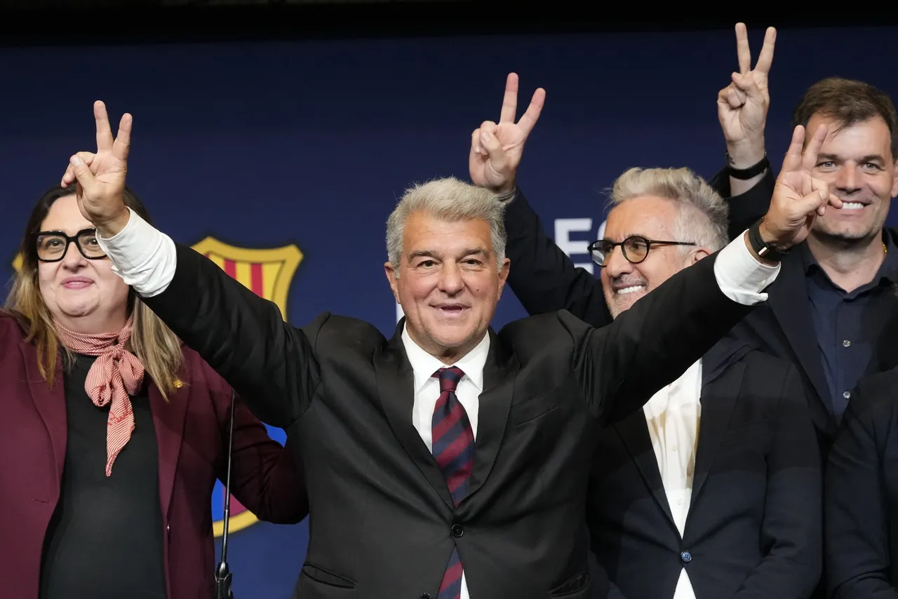 presidente reelegido del FC Barcelona, Joan Laporta, acompañado por miembros de su directiva celebra su victoria en la elecciones que el club blaugrana ha celebrado este Domingo.
