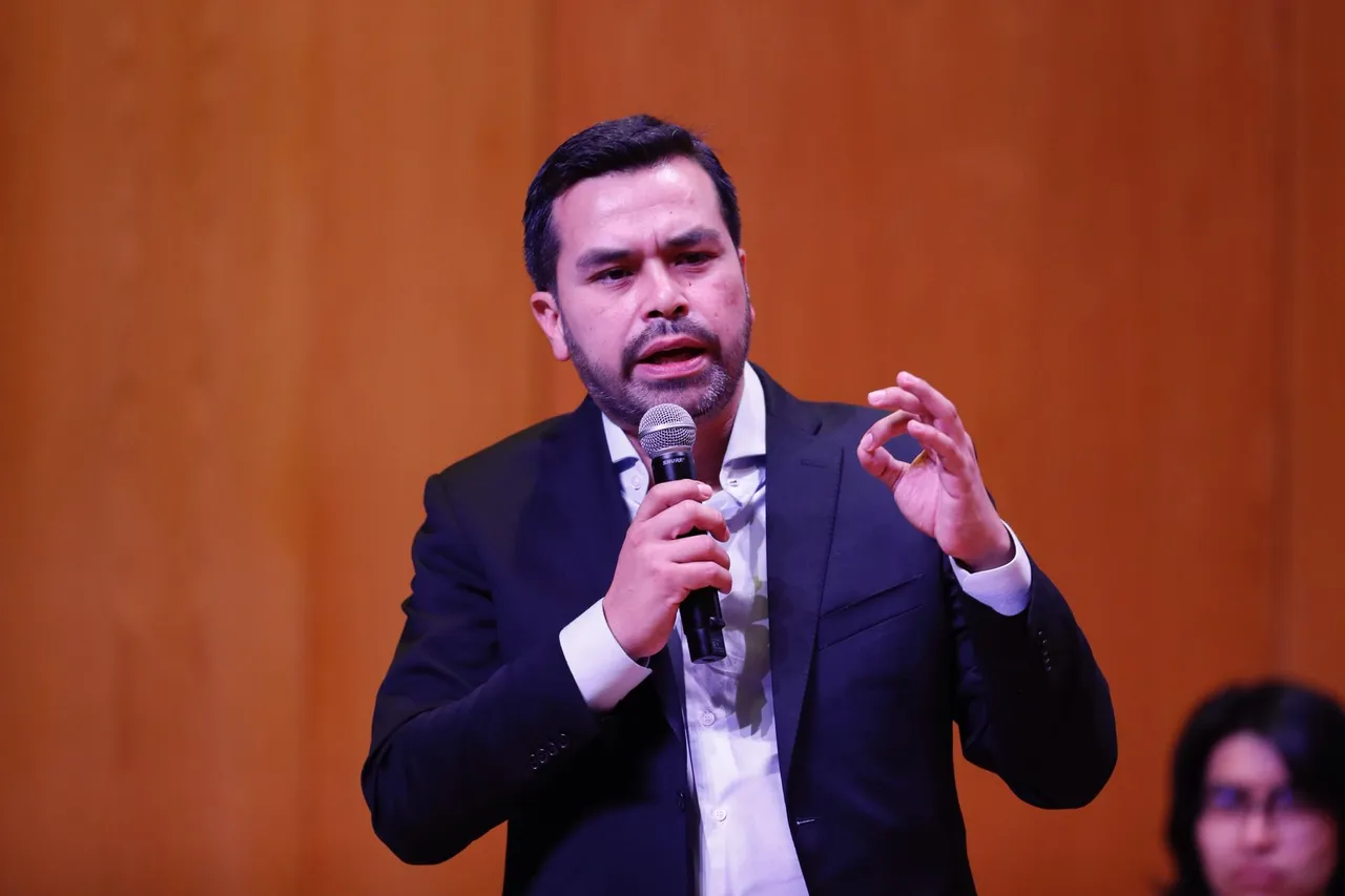 El opositor Máynez propone una academia de policías y regular los vapeadores en México
