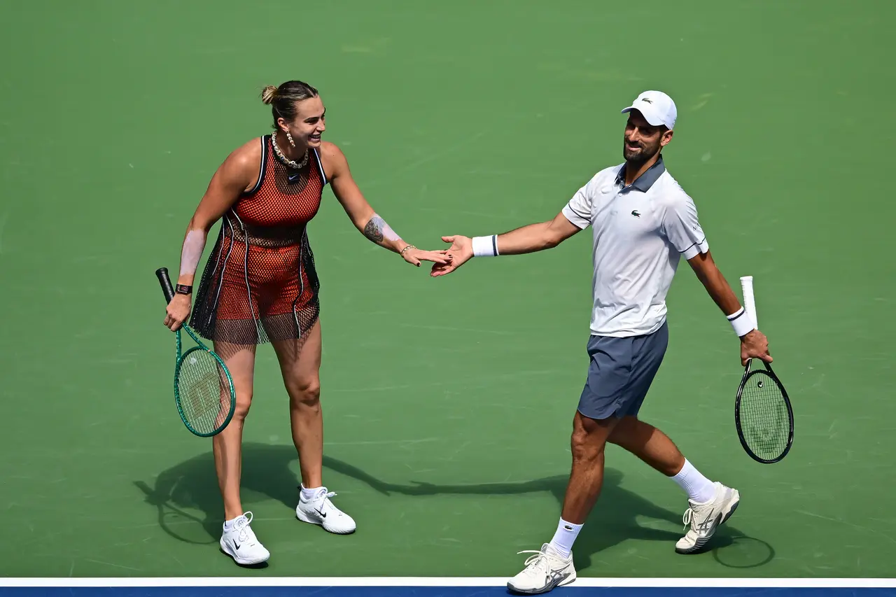 Fotografía cedida por la Asociación de Tenis de los Estados Unidos (USTA) donde aparecen los tenistas Aryna Sabalenka (i) y Novak Djokovic