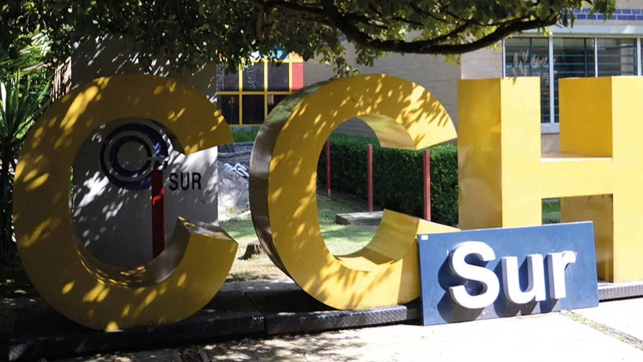 Entrada del CCH Sur de la UNAM con suspensión de clases