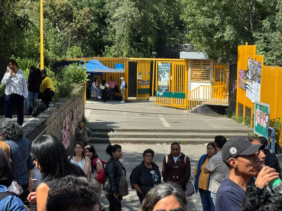 Estudiantes en aula mientras se mantienen clases en línea por protocolos de seguridad.