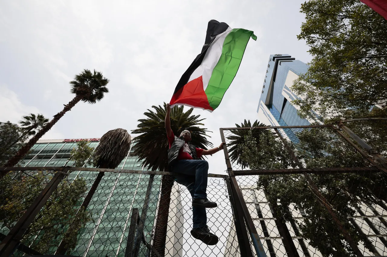 Realizan protesta a favor de Palestina frente a embajada de EE.UU. en Ciudad de México