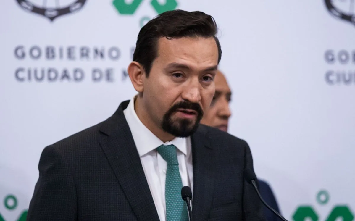 CIUDAD DE MÉXICO, 16MAYO2019.- Armando Ocampo Zambrano, nuevo titular de la  Comisión de Atención de Víctimas, durante la conferencia de Claudia Sheinbaum, jefa de gobierno de la Ciudad de México, en el antiguo palacio del Ayuntamiento. FOTO: GALO CAÑAS /CUARTOSCURO.COM