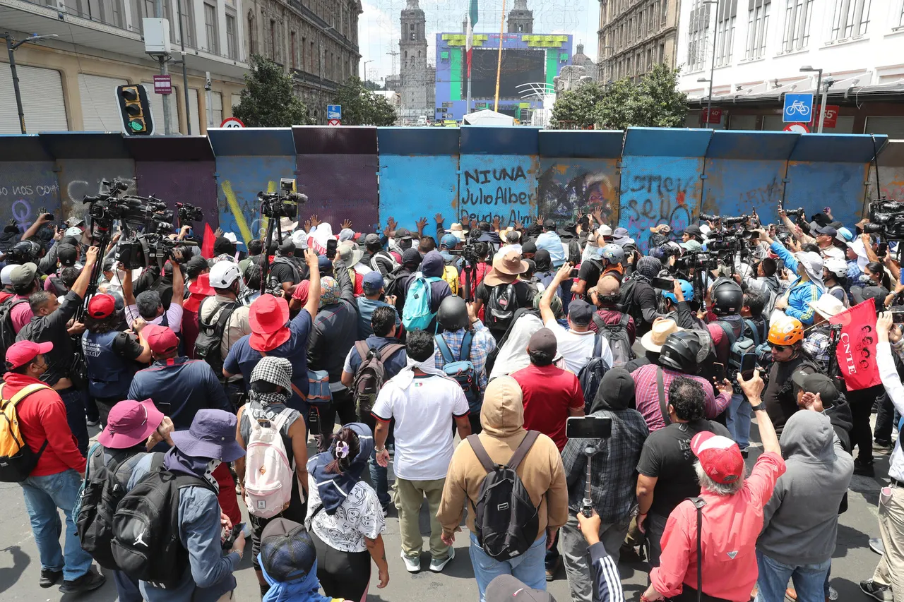 Maestros mexicanos chocan con cerco policial en el centro de Ciudad de México