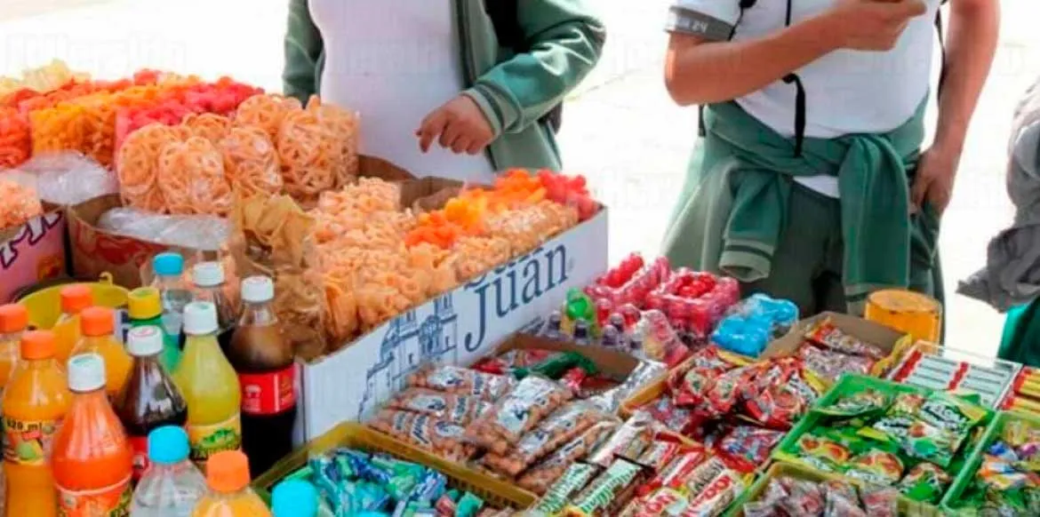 Comida chatarra de venta en escuelas