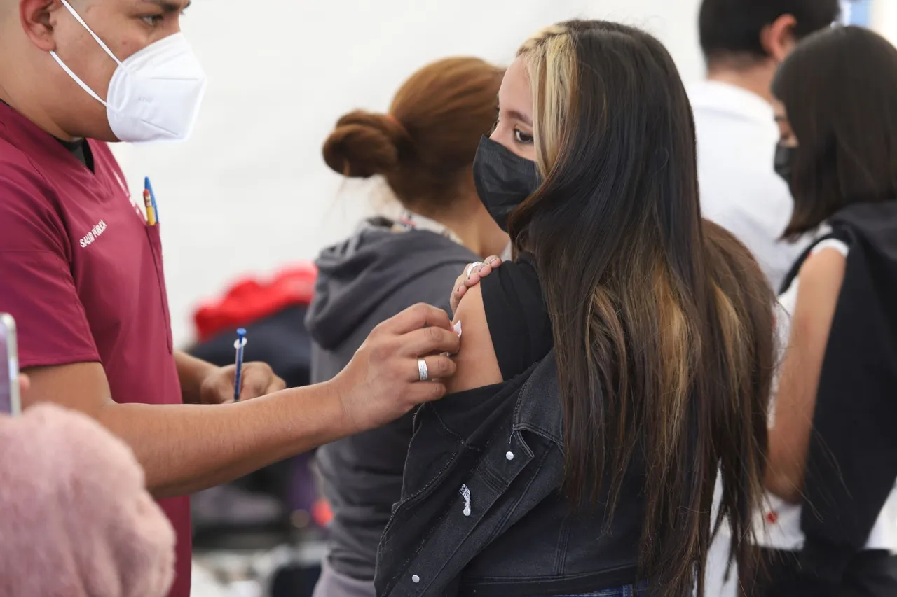 Jóvenes saltillenses de 15 a 17 años recibieron la vacuna contra el Covid-19 en el Centro Canacintra.
