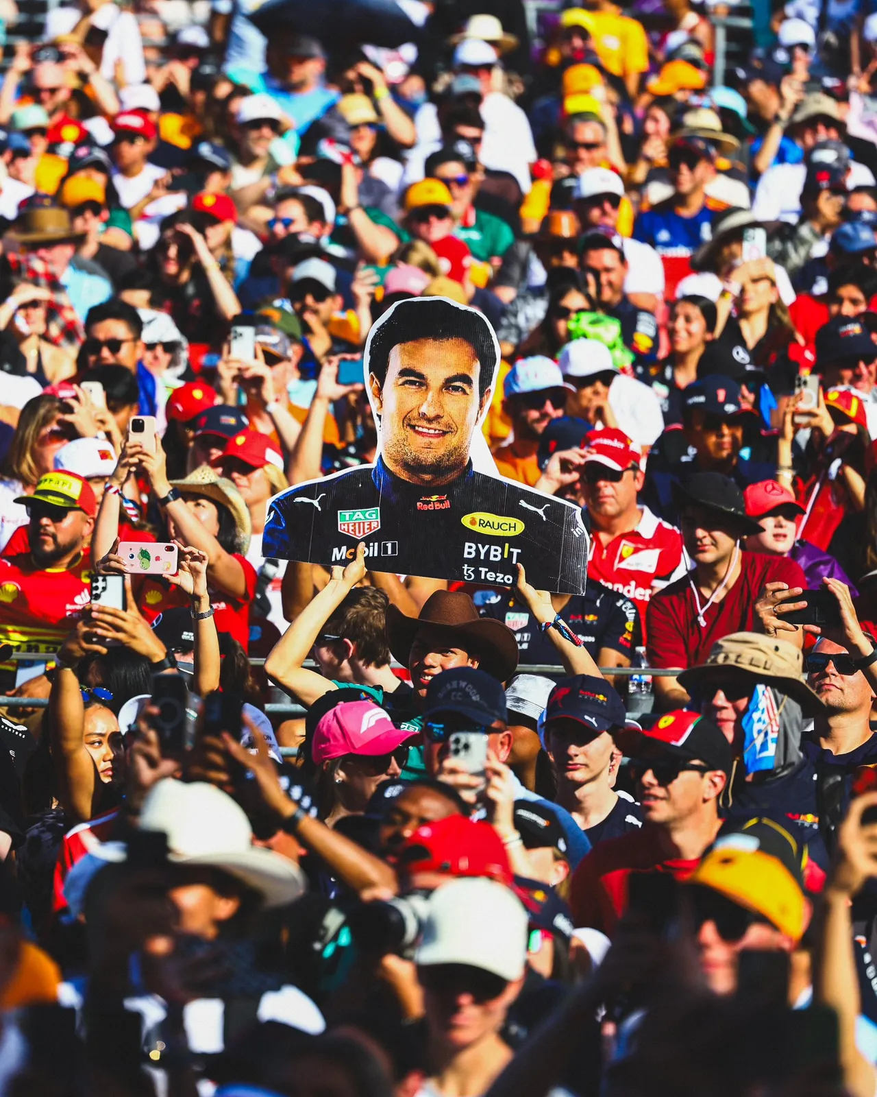 checo multitud