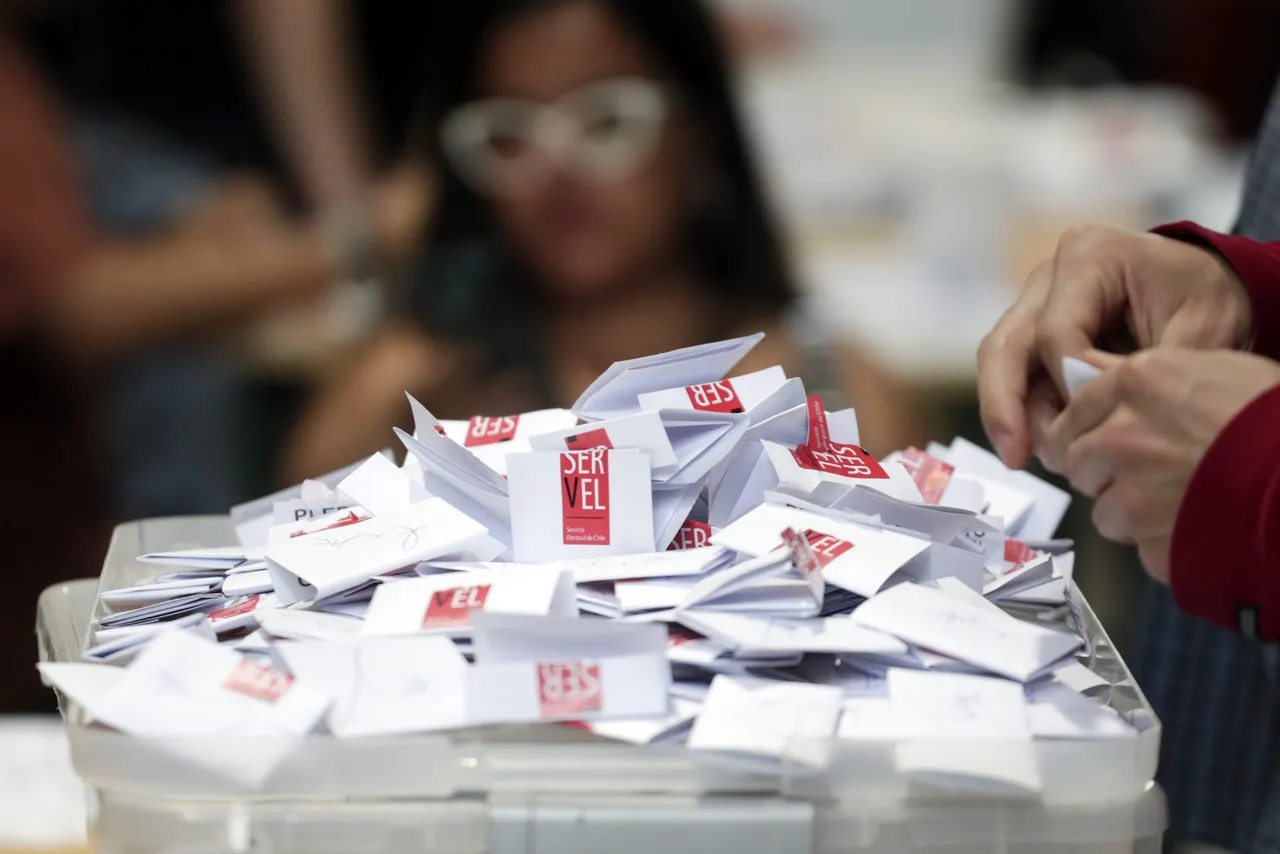 Chile comienza conteo de votos sobre nueva propuesta de Constitución