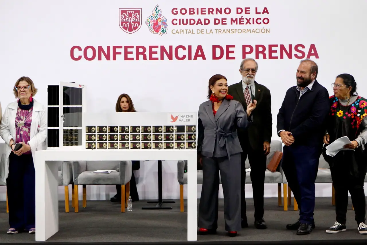 Clara Brugada anuncia medidas para regular el uso de celulares y redes sociales entre menores en CDMX