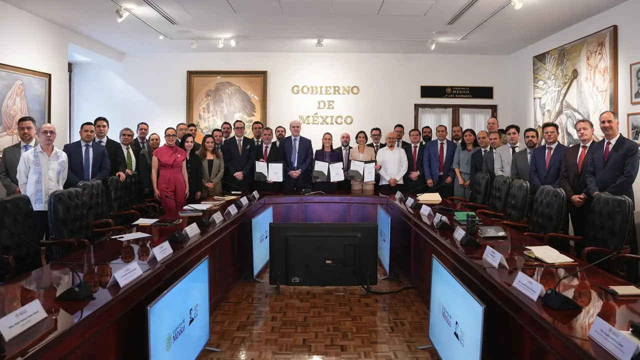 Claudia Sheinbaum durante la renovación del acuerdo voluntario con gasolineros.