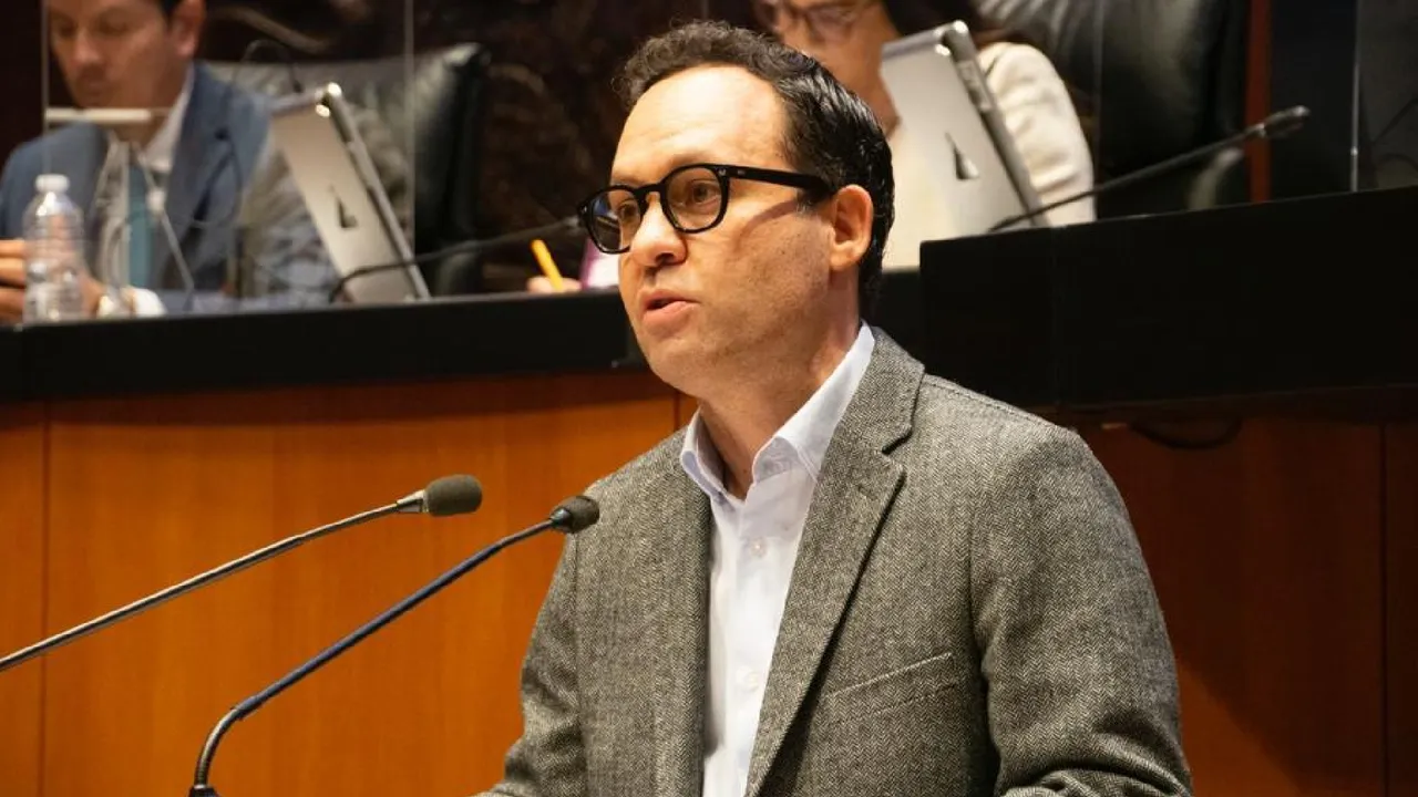 El senador Clemente Castañeda Hoeflich durante su intervención en el Senado