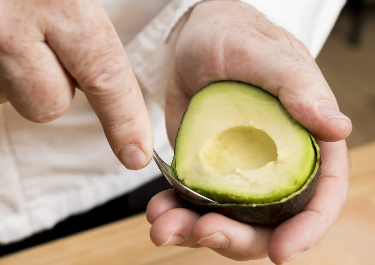 close-up-chef-cooking-avocado