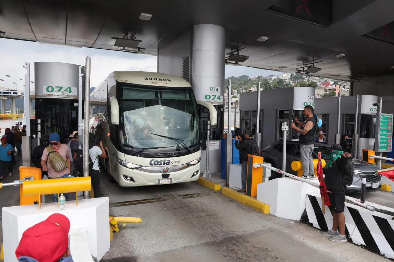 Maestros mexicanos escalan sus protestas con bloqueos viales a dos semanas del Mundial