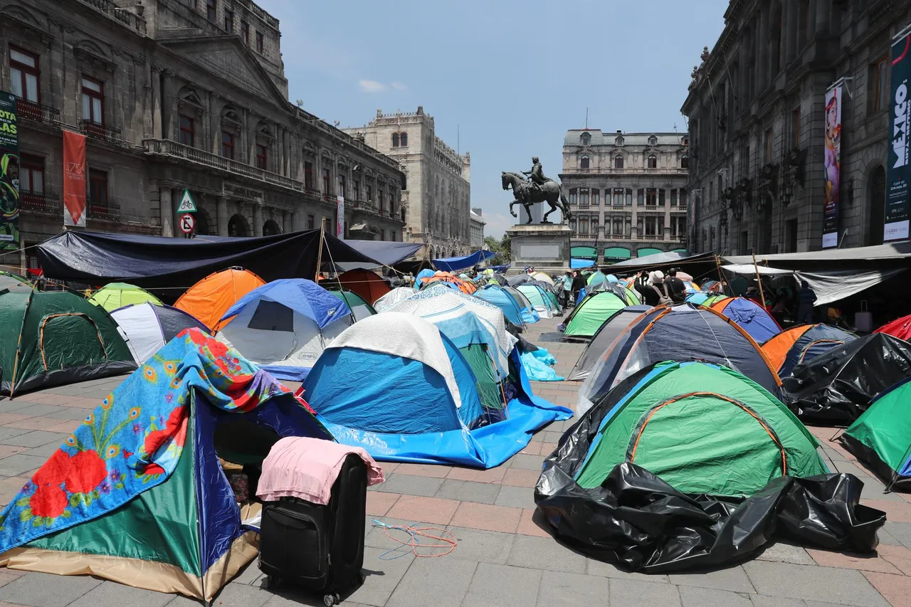 Miles de maestros toman calles del centro de Ciudad de México a 10 días del Mundial