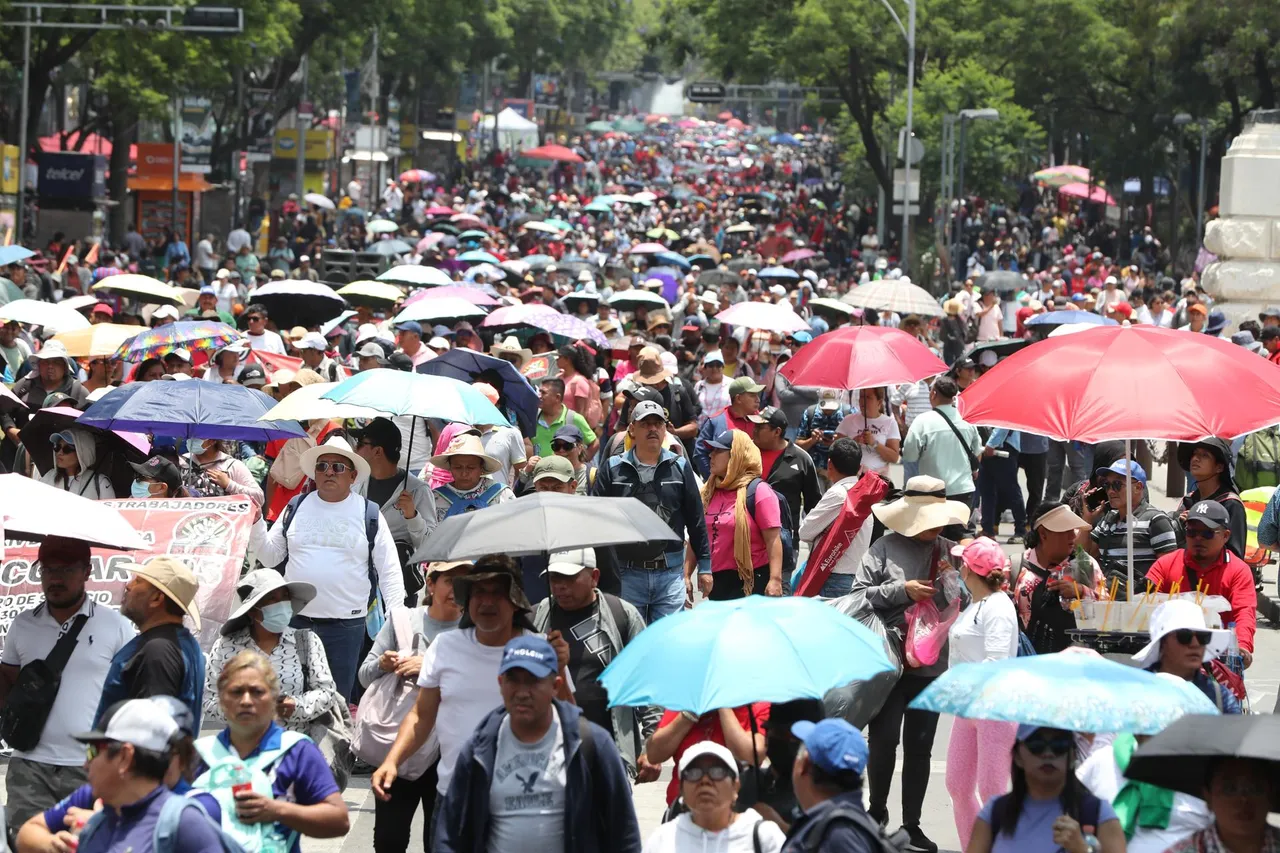 Miles de maestros toman calles del centro de Ciudad de México a 10 días del Mundial