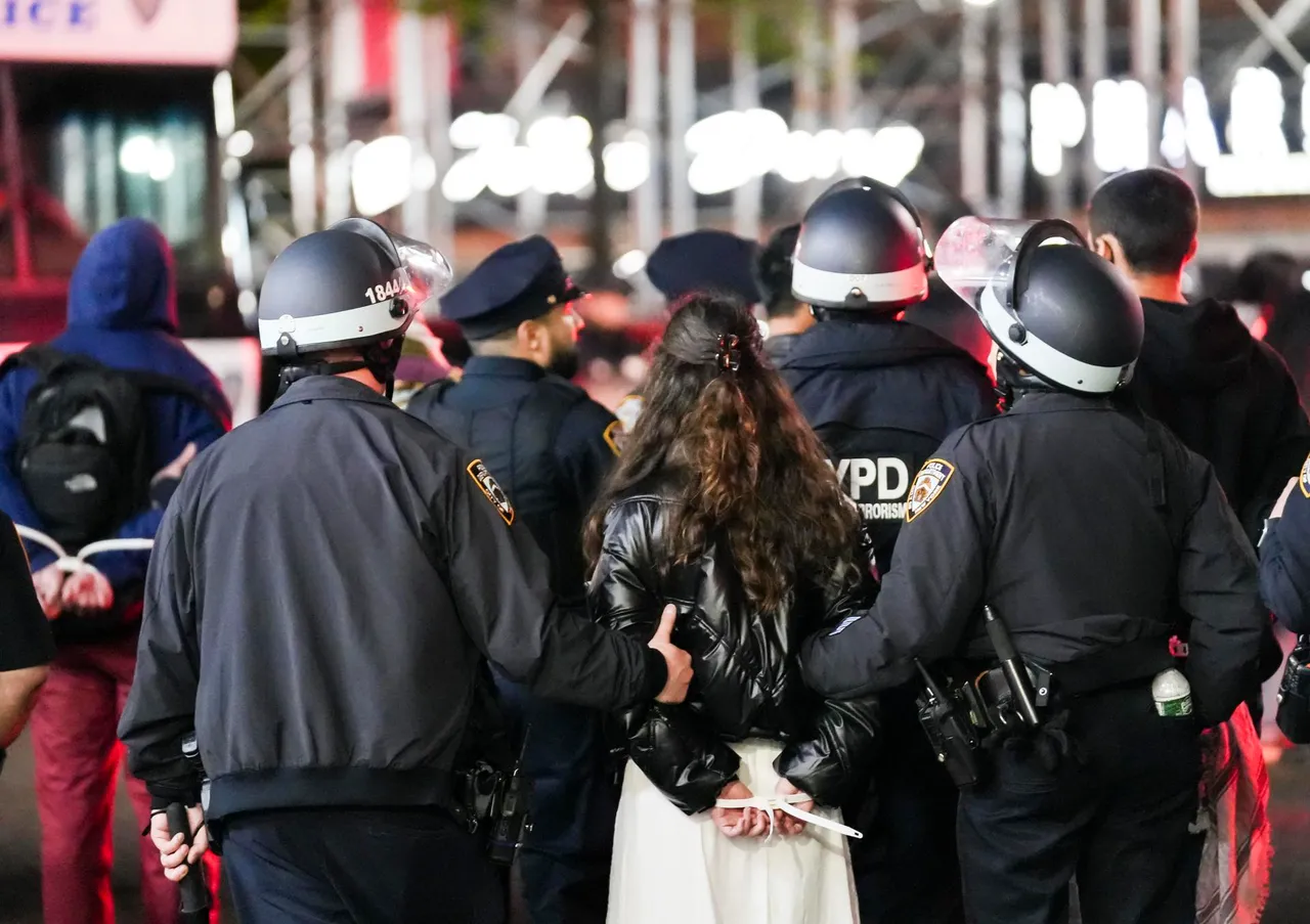NYPD Enter Columbia University After Protestors take over Hamilton Hall