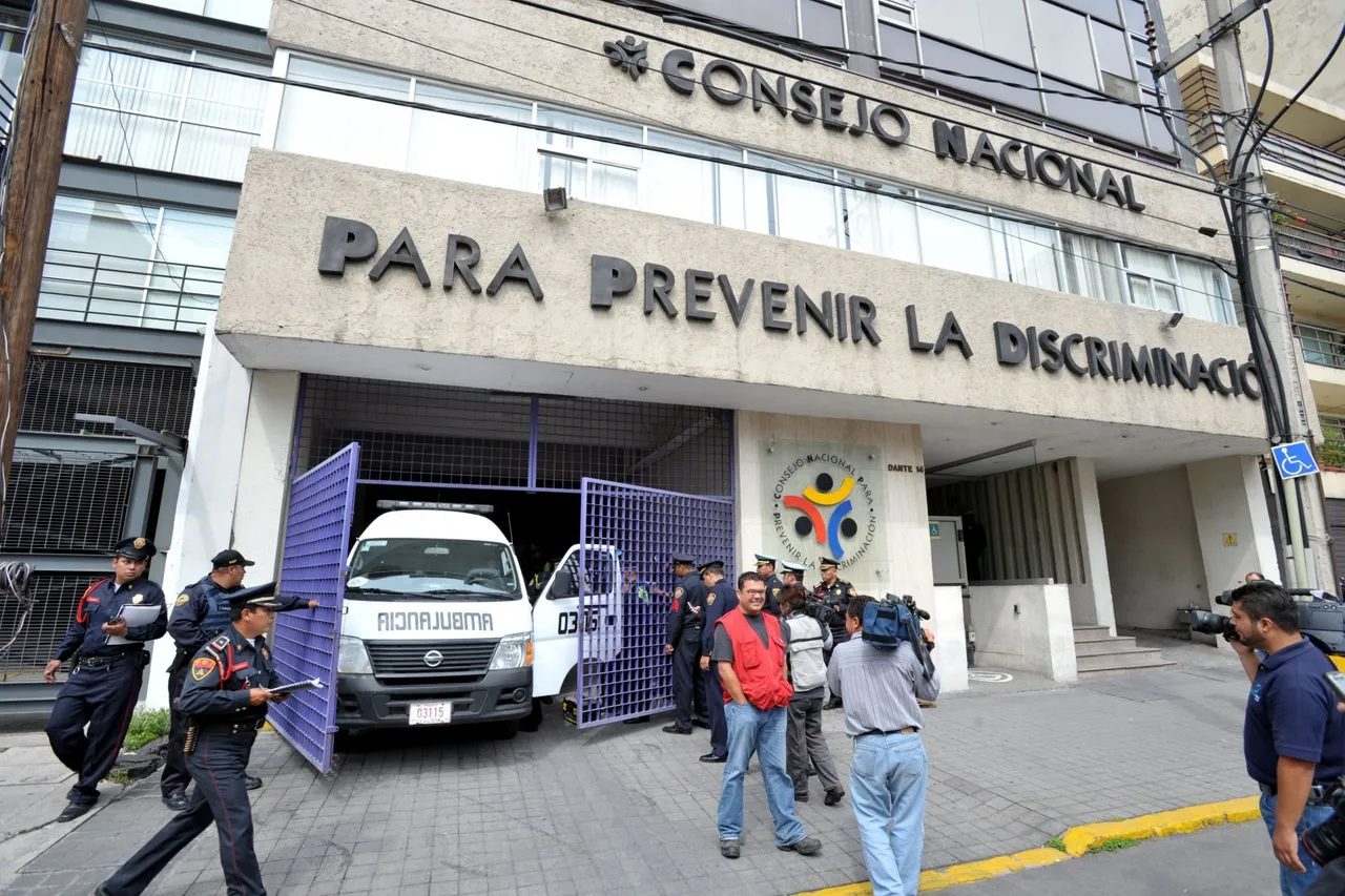 MÉXICO, D.F., 18JULIO2010.- Salvador Miranda Rodríguez, policía auxiliar, ejecuto a su mujer que se encontraba en estado de embarazo de las oficinas del Consejo Nacional para Prevenir la Discriminación (CONAPRED). Ubicadas en la calle Dante numero 14 de la colonia Verónica Anzures donde después el se quito la vida con una pistola.FOTO: LUIS CARBAYO/CUARTOSCURO.COM