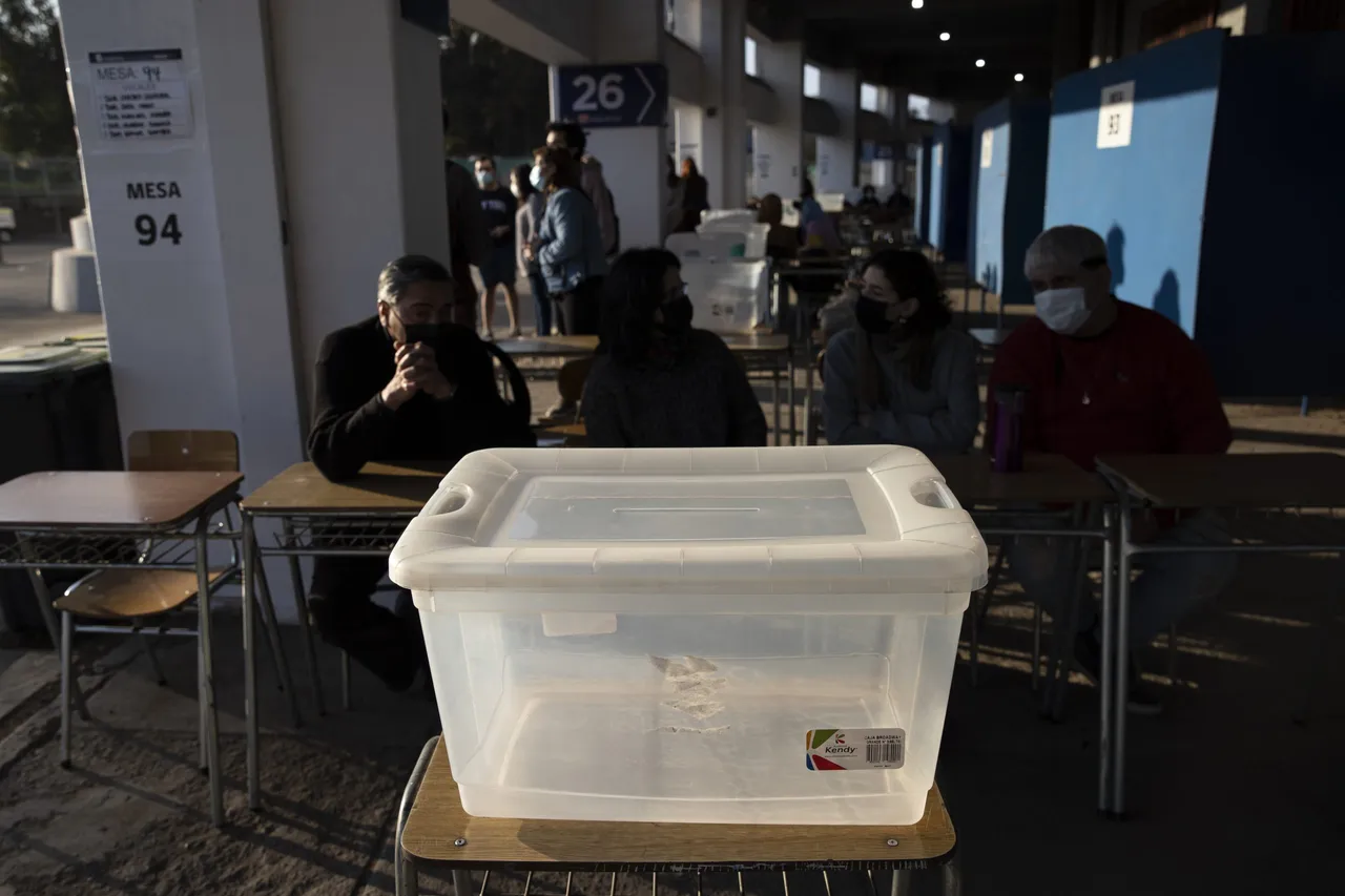 Centros de votación abren en Chile para plebiscito sobre nueva Constitución