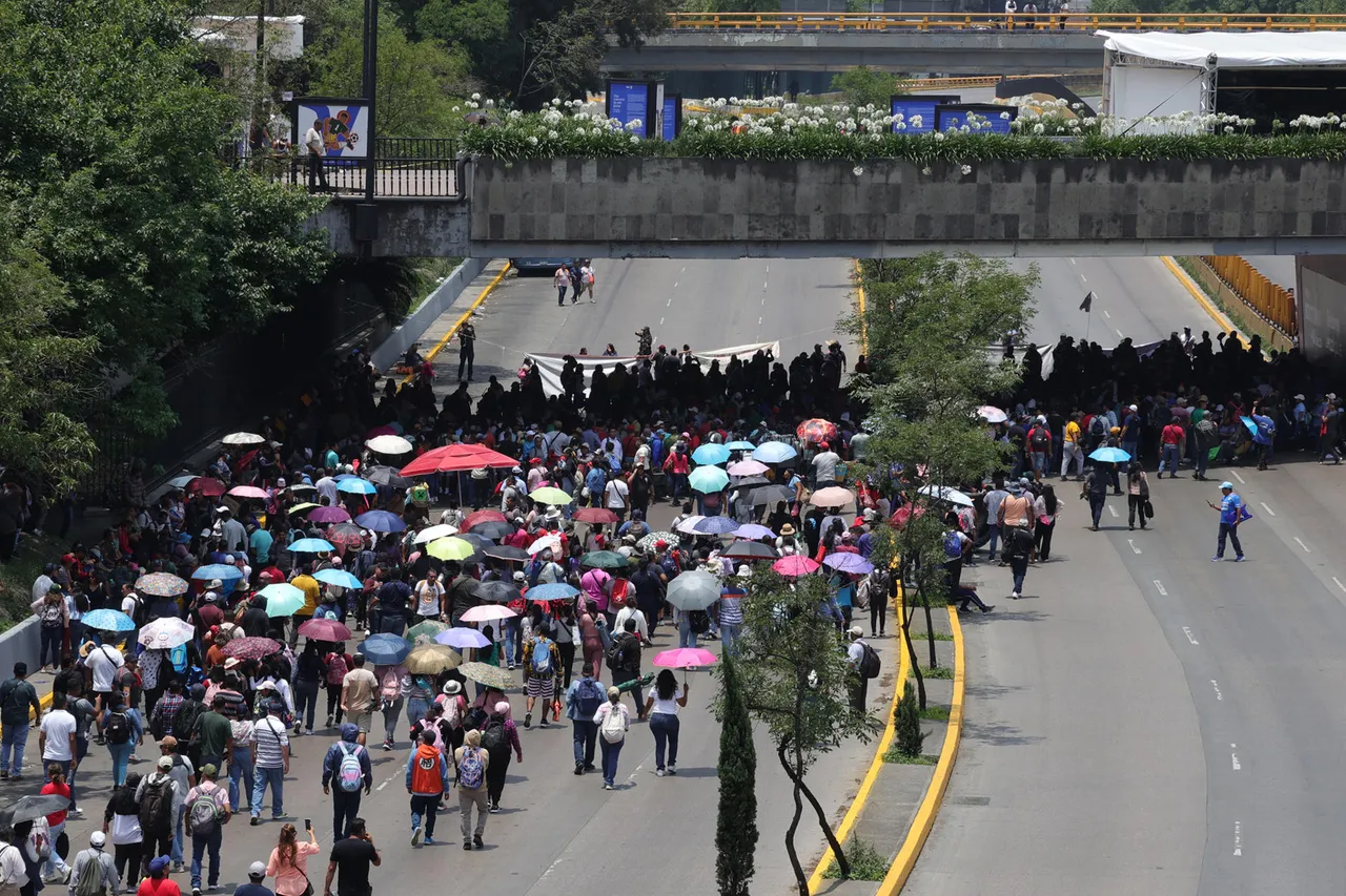 Maestros mexicanos realizan actos violentos y bloqueos en medio de diálogo con Gobierno