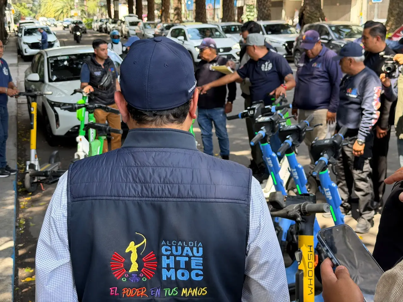Operativo de la Alcaldía Cuauhtémoc para retirar scooters eléctricos colocados en banquetas de las colonias Roma e Hipódromo