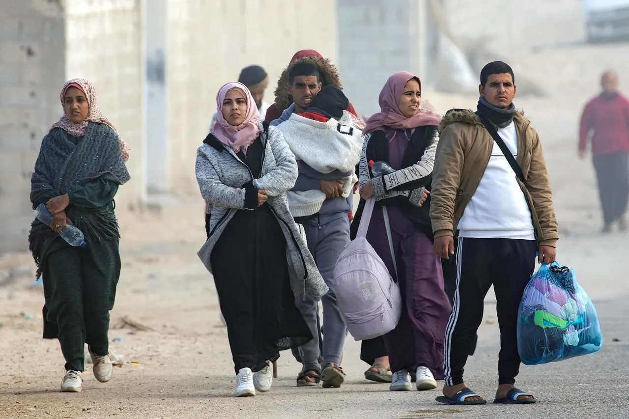 Displaced Palestinians of Khan Younis asked by the Israeli army to move towards Rafah border camps