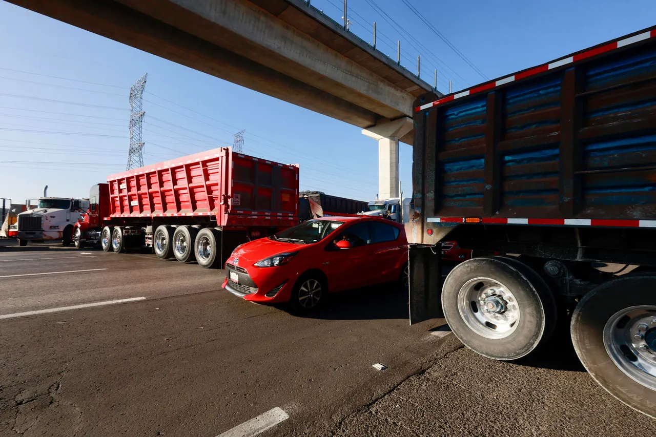 México asegura que hay atención y diálogo con transportistas pese a bloqueos carreteros