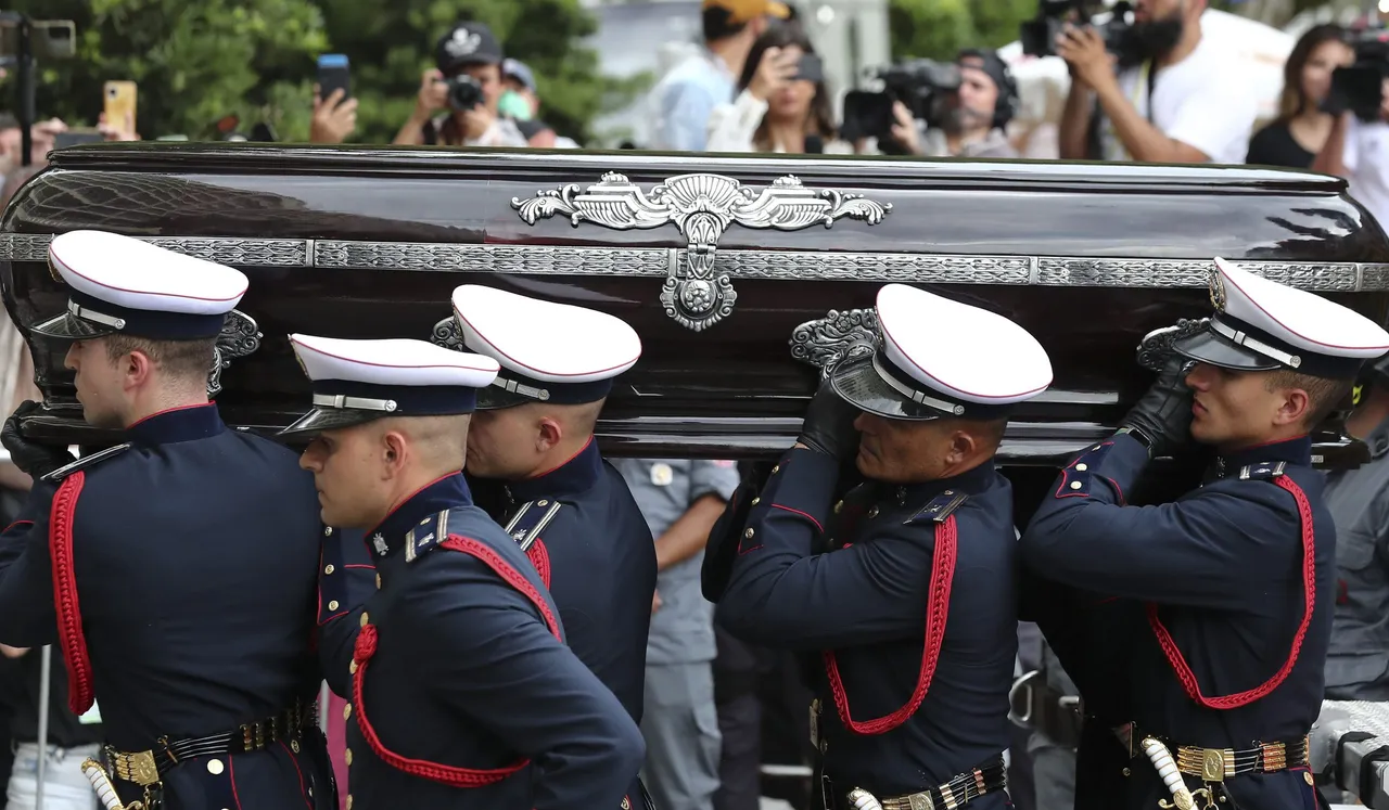 El féretro de Pelé llega al cementerio para su entierro