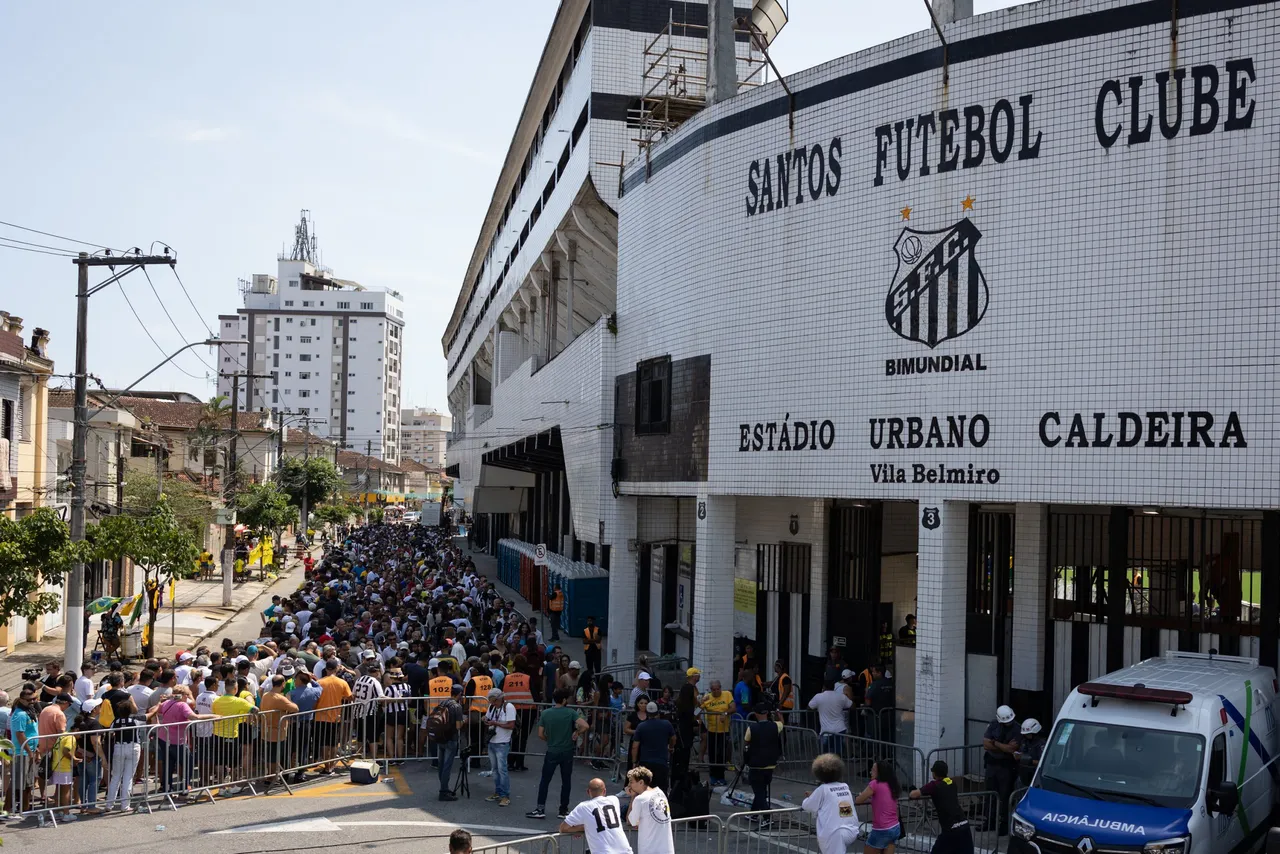 Brasil despide al &#8220;Rei&#8221; Pelé en velatorio en el estadio Vila Belmiro de Santos