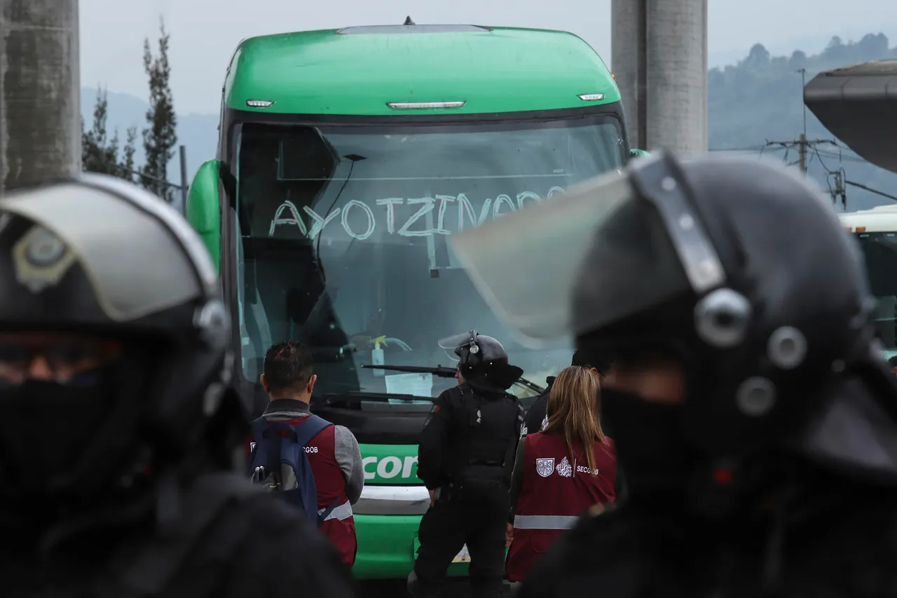 Padres de Ayotzinapa exigen retomar investigación de los 43 a doce años de su desaparición