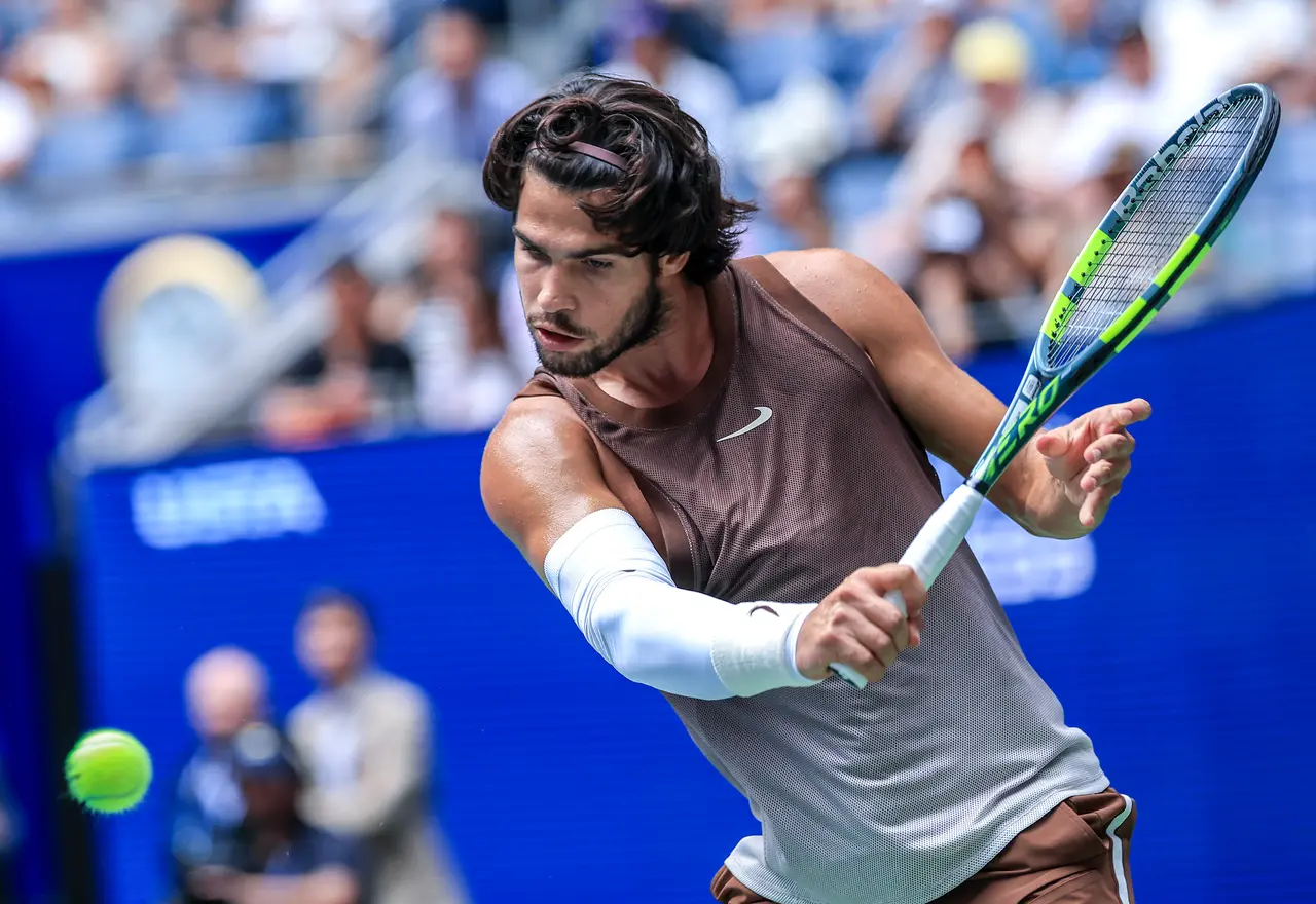 Carlos Alcaraz, de España, en acción ante el ruso Roman Safiullin durante el partido de primera ronda de individuales masculinos del US Open.