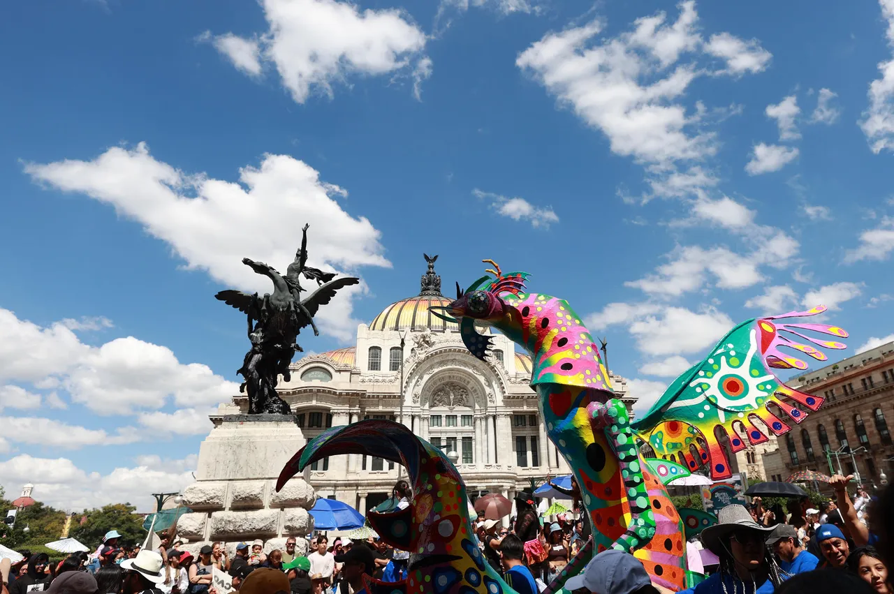 Desfile de alebrijes marca inicio de festividades de Día de Muertos en Ciudad de México