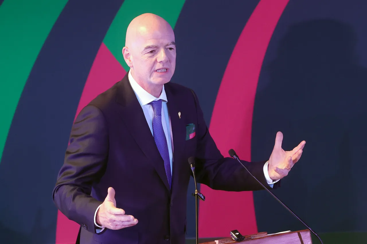 El presidente de la FIFA, el italiano Gianni Infantino, habla durante la inauguración de la exposición &#8216;Álbum épico&#8217; este sábado, en Ciudad de México (México). Infantino calificó