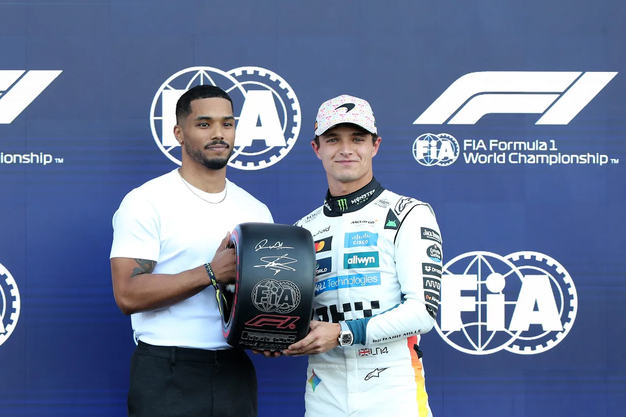 El inglés Lando Norris (McLaren), que sale primero este domingo, justo delante de los Ferrari del monegasco Charles Leclerc y del séptuple