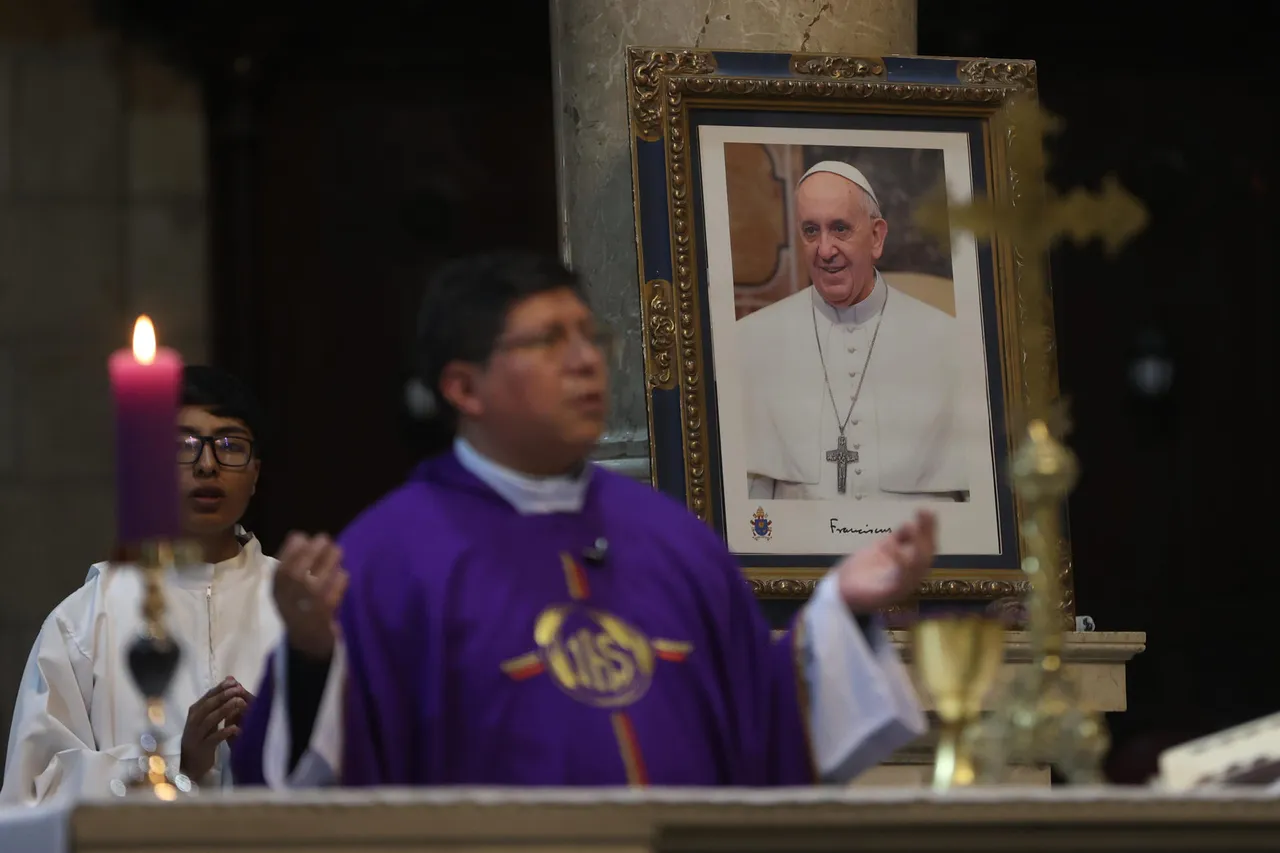 Fieles católicos celebran el Miércoles de Ceniza y piden por la salud del papa