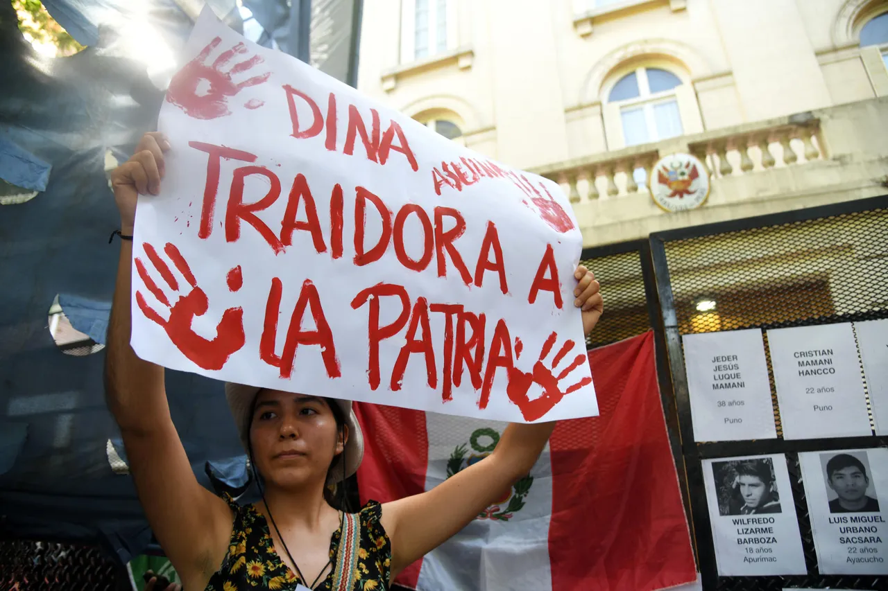 Ciudadanos peruanos en Buenos Aires protestas frente a embajada peruana y piden renuncia de Boluarte