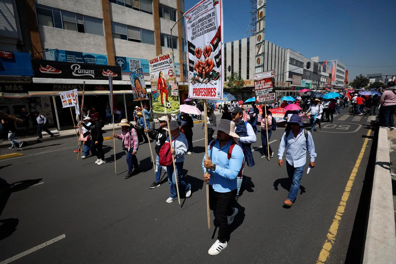Miles de docentes marchan en México para exigir mejoras salariales en el Día del Maestro