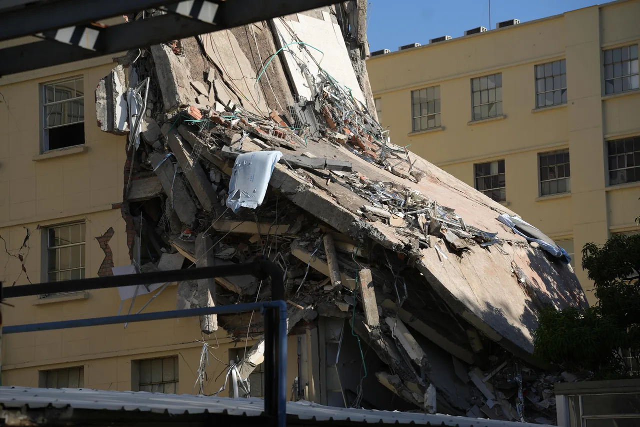 Búsqueda contrarreloj entre los escombros un día después del fuerte terremoto en Colombia