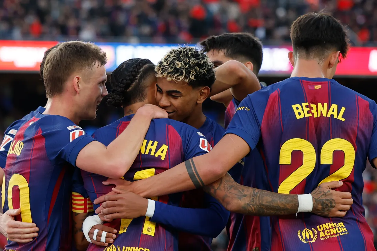 El delantero del Barcelona Dani Olmo (i) celebra tras anotar el segundo