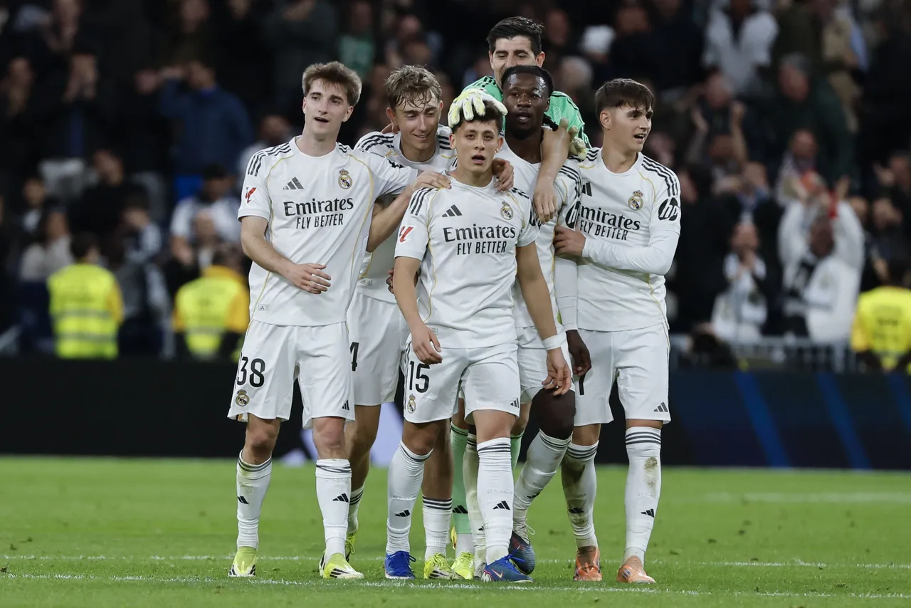 El delantero turco del Real Madrid, Arda Guler, felicitado por sus compañeros tras conseguir