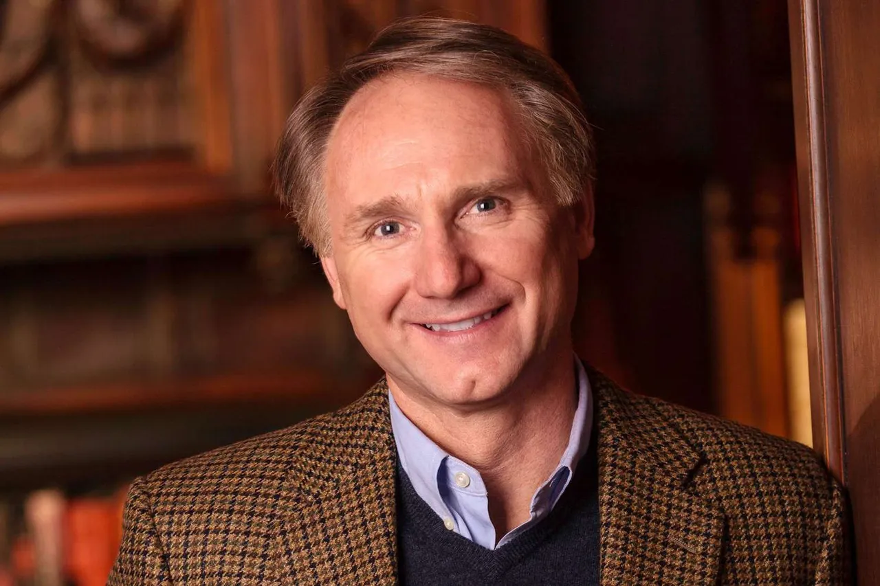 dan-brown-2000-83001493b69e442cae02620306e58eac