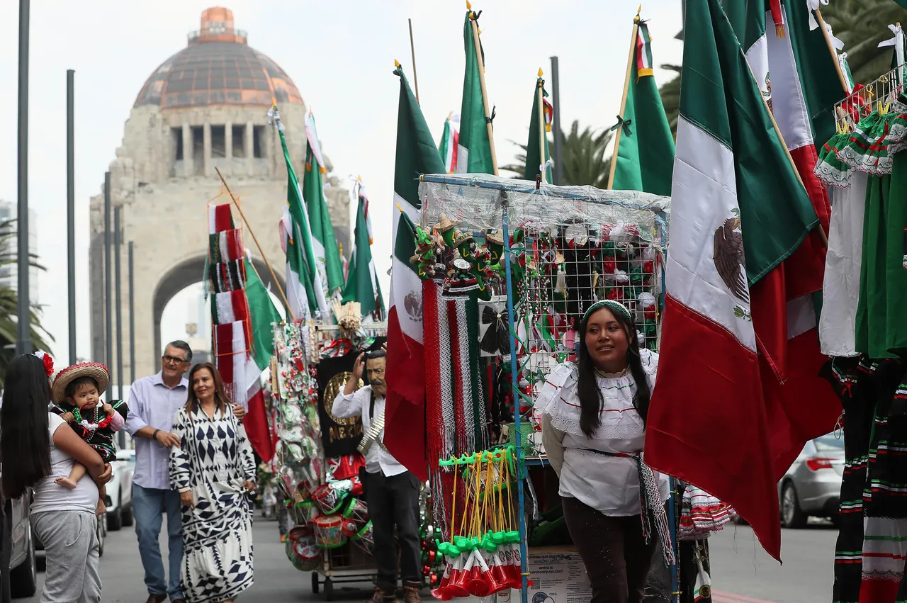 México inicia el mes de la patria con venta de motivos alusivos a su independencia