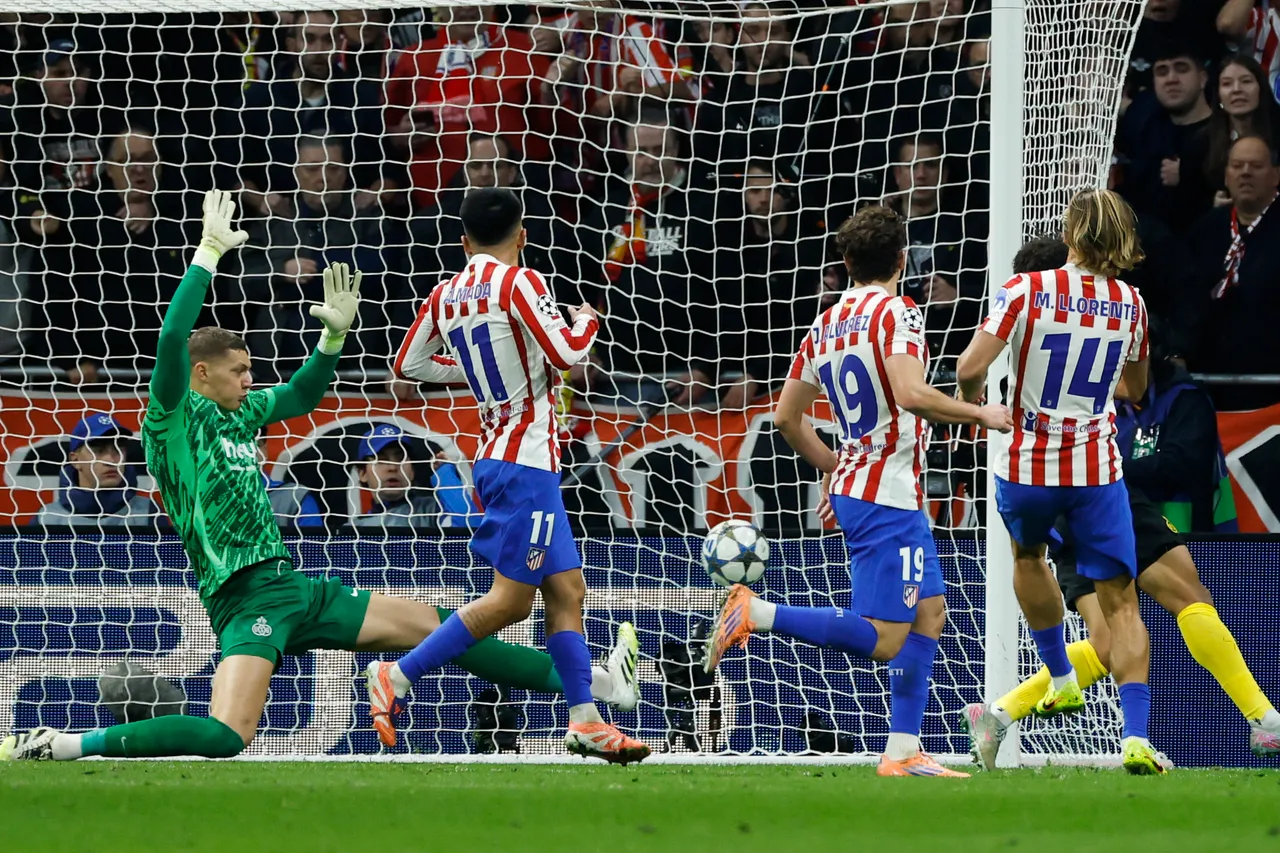 El centrocampista del Atlético de Madrid, Marcos Llorente (d), tras rematar ante el guardameta del Union Saint-Gilloise