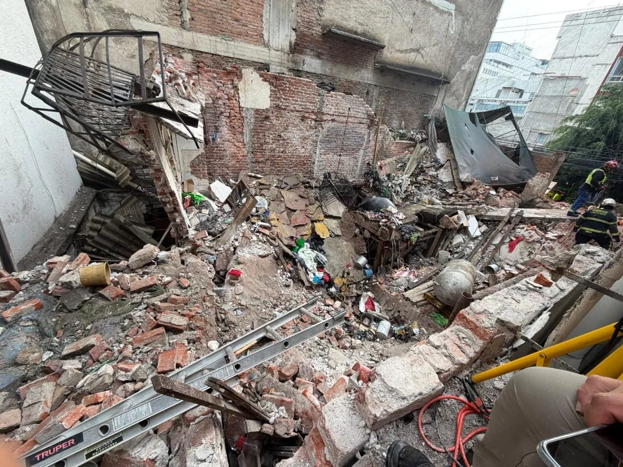 Colapsa vivienda en la colonia Hipódromo; rescatan a adulta mayor entre los escombros