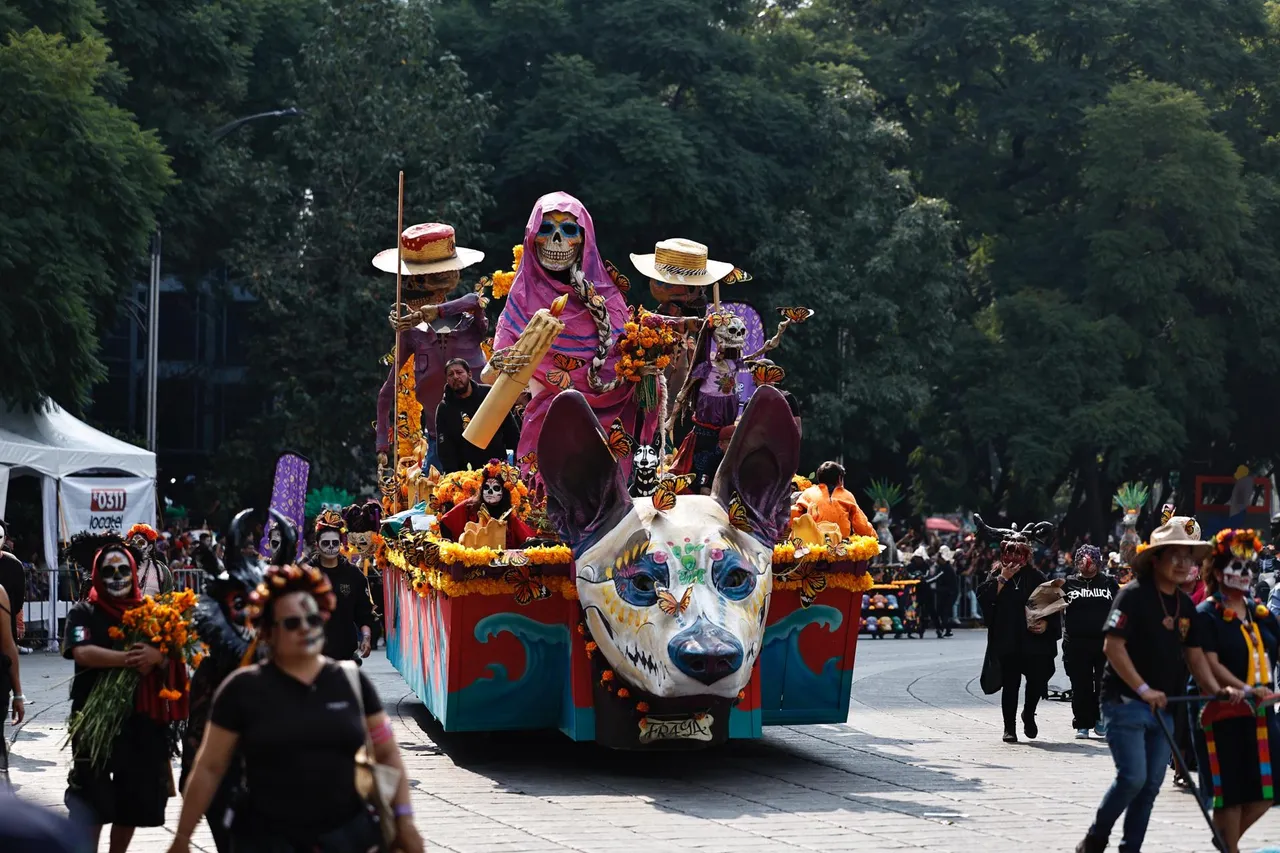 Con desfile festejan el Día de Muertos en la Ciudad de México