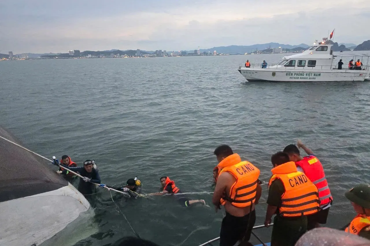 Tourist boat capsizes in Vietnam&#8217;s Ha Long Bay