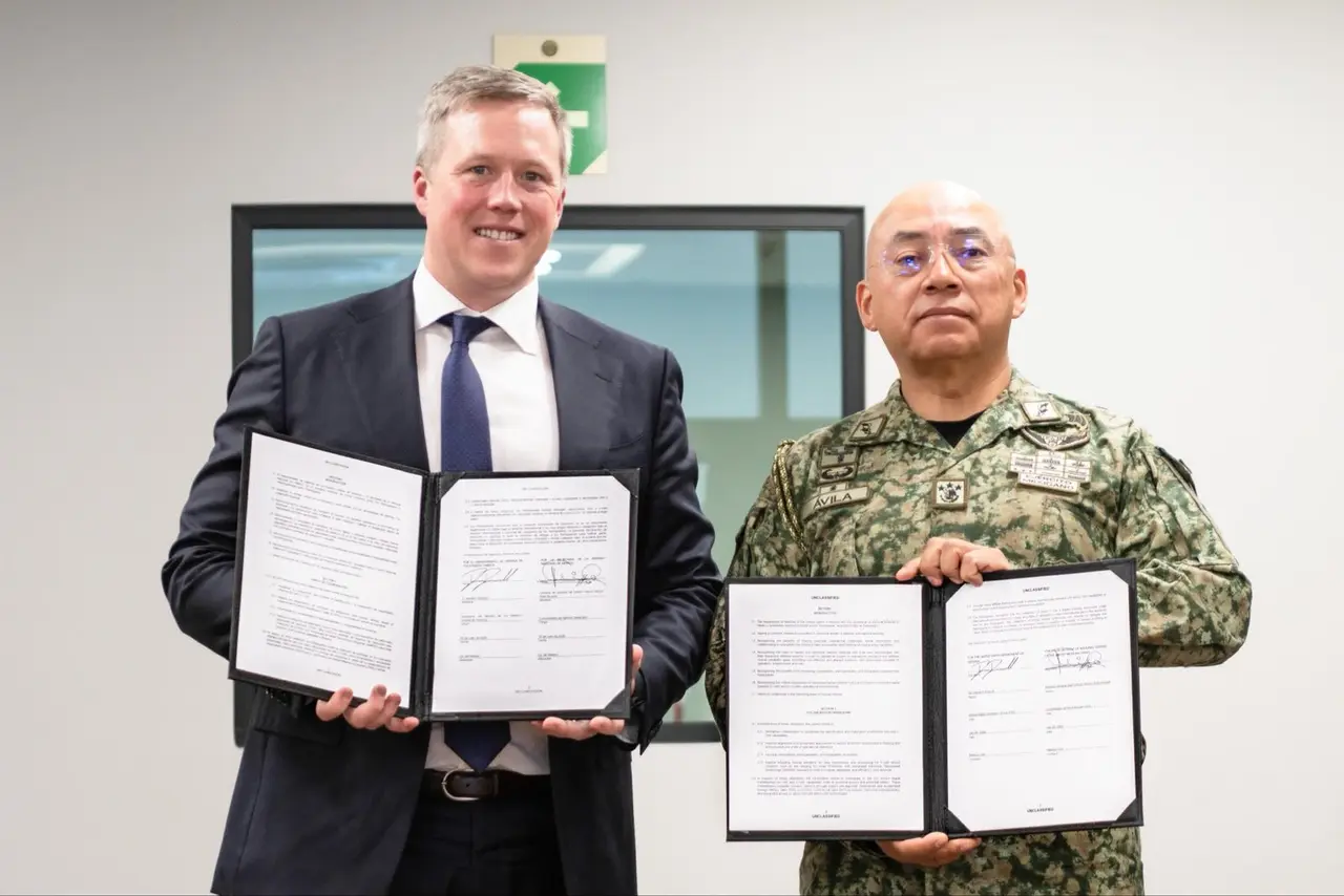 Ronald Johnson y autoridades de México durante acciones de cooperación bilateral en materia de seguridad.