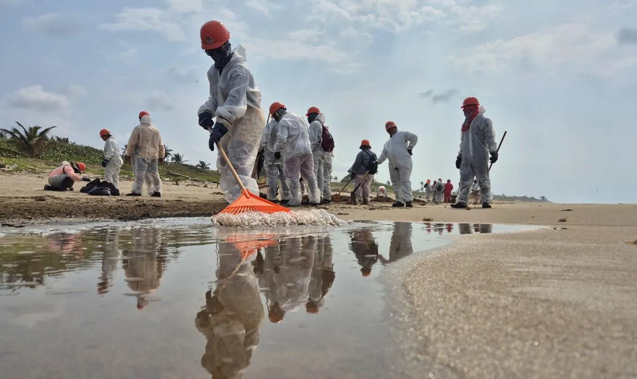 Autoridades intensifican limpieza tras contaminación en costas