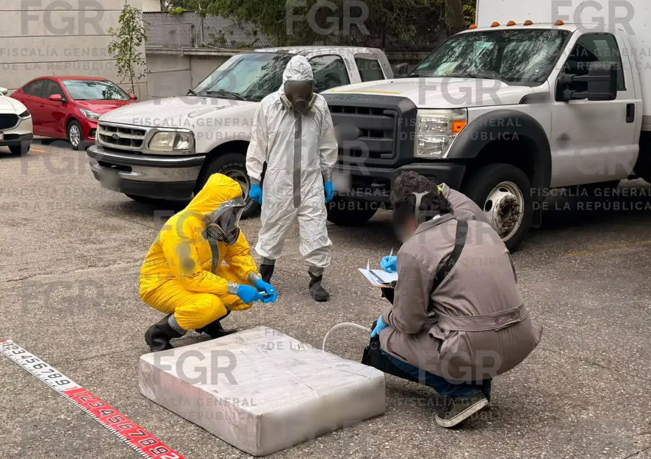 Aseguramiento de 12 cajas con aproximadamente 480 kilos de mercurio en una empresa de paquetería de CDMX
