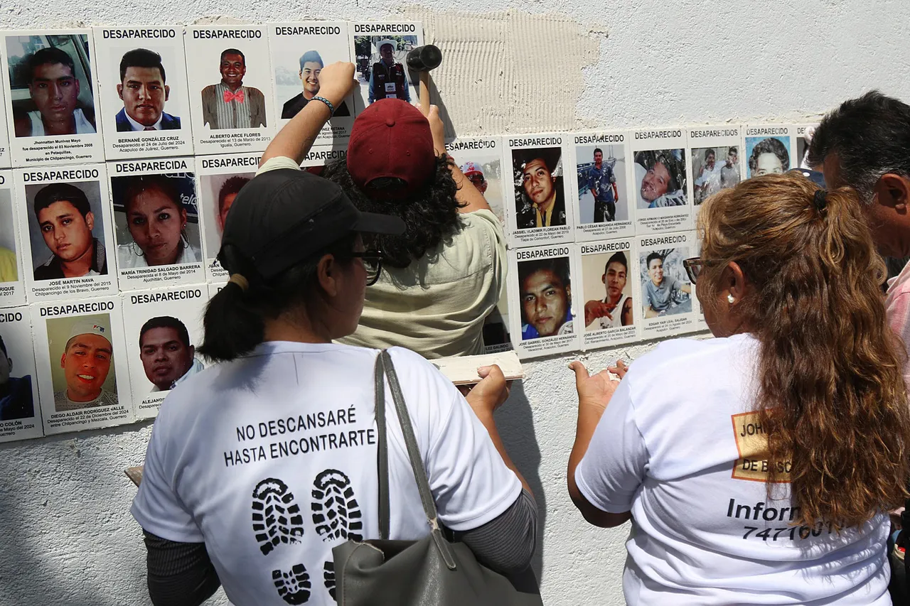 Padres buscadores recuerdan a sus desaparecidos con siluetas de madera en centro de México